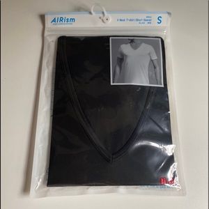 Uniqlo AIRism Black V-Neck Tee